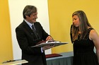 Eva Samková poděkovala za podmínky a předala ministrovi dres a kalendář