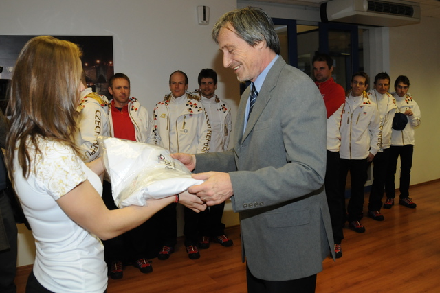 Eva Samková předala ministrovi mikinu z OH kolekce