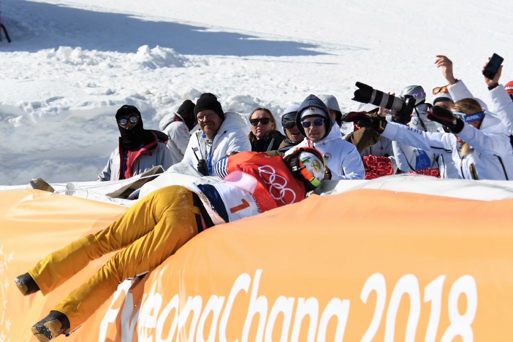 Eva Samková radostí skočila na matraci před kamarády