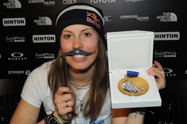 Eva Samková s knírkem a medailí