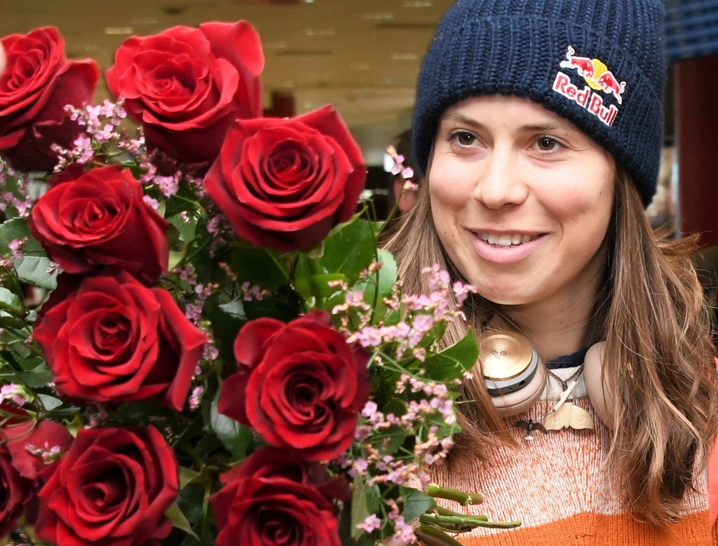 Eva Samková s kyticí pro mistryni světa