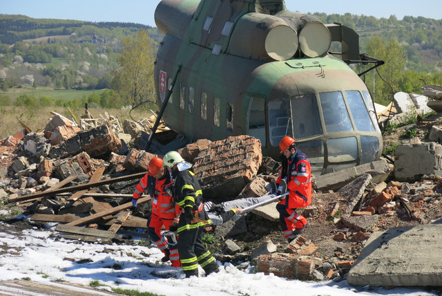 Evakuace osob z havarovaného vrtulníku