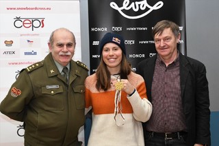 Evě Samkové na letiště přišel pogratulovat ředitel ASC DUKLA plk. Jaroslav Priščák a ředitel odboru sportu  Vratislav Odvárko