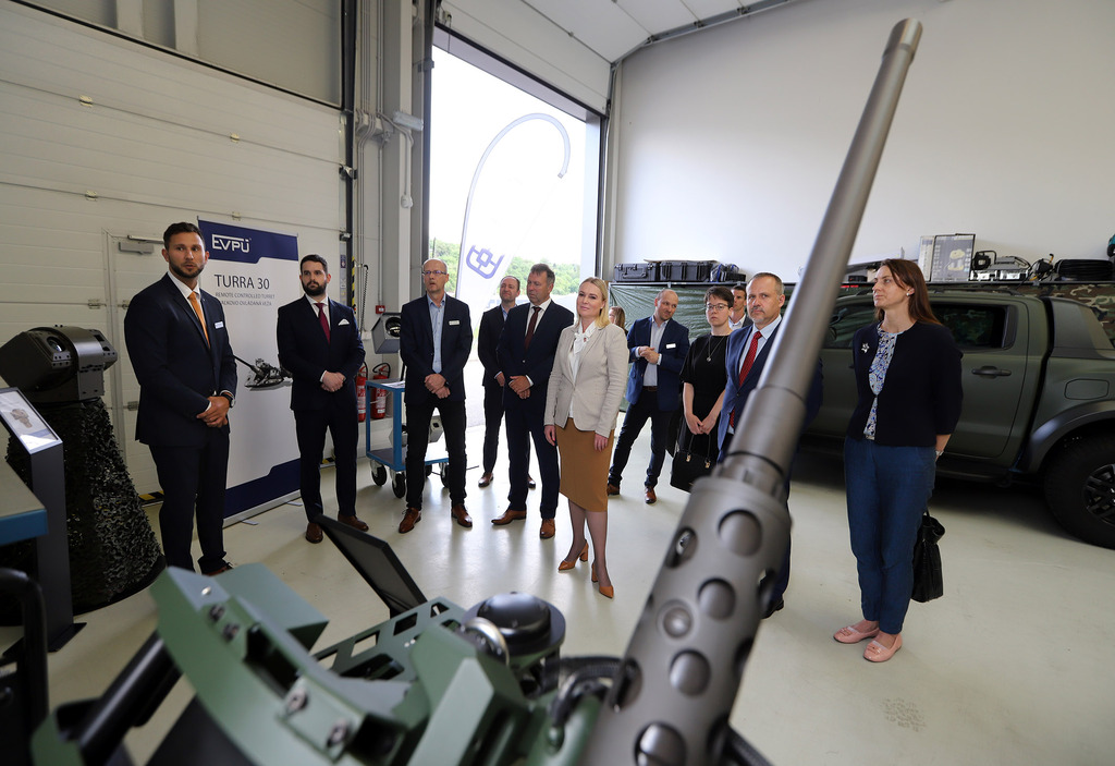 Ministryně obrany navštívila během páteční pracovní cesty také čtyři významné firmy zlínského regionu: LET Kunovice – Aircraft Industries, COLT CZ Group, MESIT holding a EVPÚ Defence.