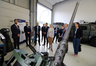 Ministryně obrany navštívila během páteční pracovní cesty také čtyři významné firmy zlínského regionu: LET Kunovice – Aircraft Industries, COLT CZ Group, MESIT holding a EVPÚ Defence.