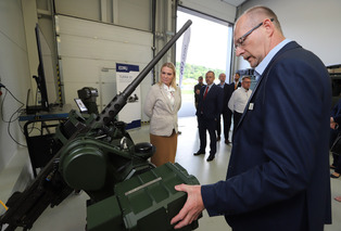 Ministryně obrany navštívila během páteční pracovní cesty také čtyři významné firmy zlínského regionu: LET Kunovice – Aircraft Industries, COLT CZ Group, MESIT holding a EVPÚ Defence.