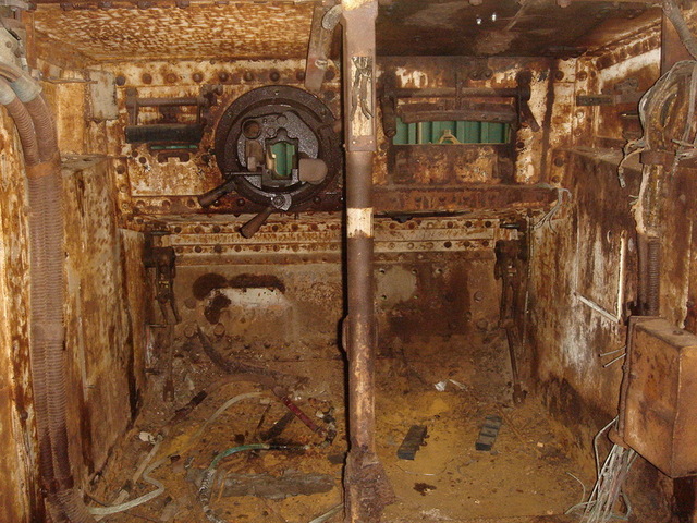 F03. Prostor řidiče po částečné demontáži vybavení