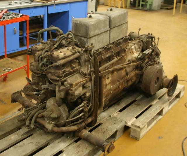  Celkový pohled na motor a převodovku před renovací