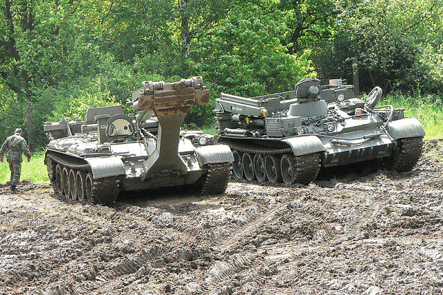 Ženijní technika včetně vyprošťovacího tanku (vpravo) na podvozcích tanku T-55