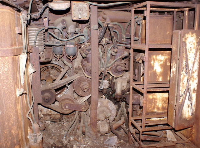  Pohled do motorového prostoru před renovací