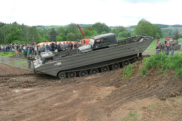 Speciální obojživelný vůz PTS