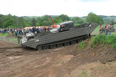 Speciální obojživelný vůz PTS