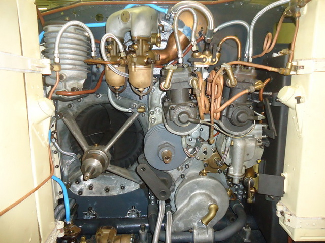  Pohled do motorového prostoru po renovaci