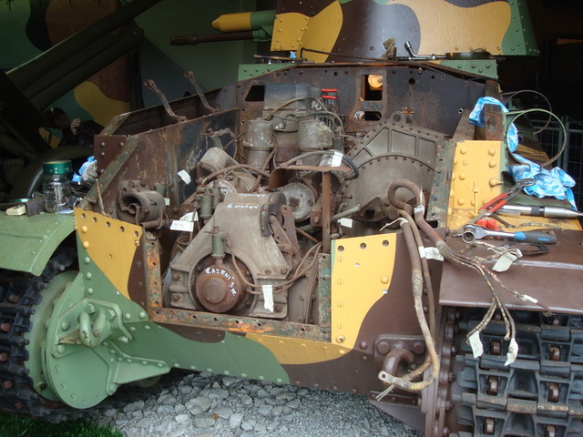 F24. Pohled do motorového prostoru před renovací