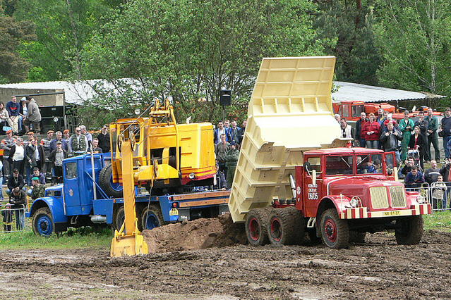 Bagrování prostřednictvím historických vozů Tatra 111