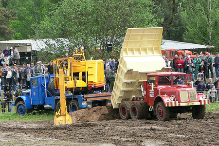 Bagrování prostřednictvím historických vozů Tatra 111