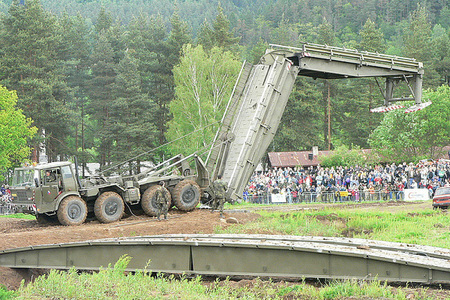 Speciální mostní konstrukce AM-50 na Tatře T-813