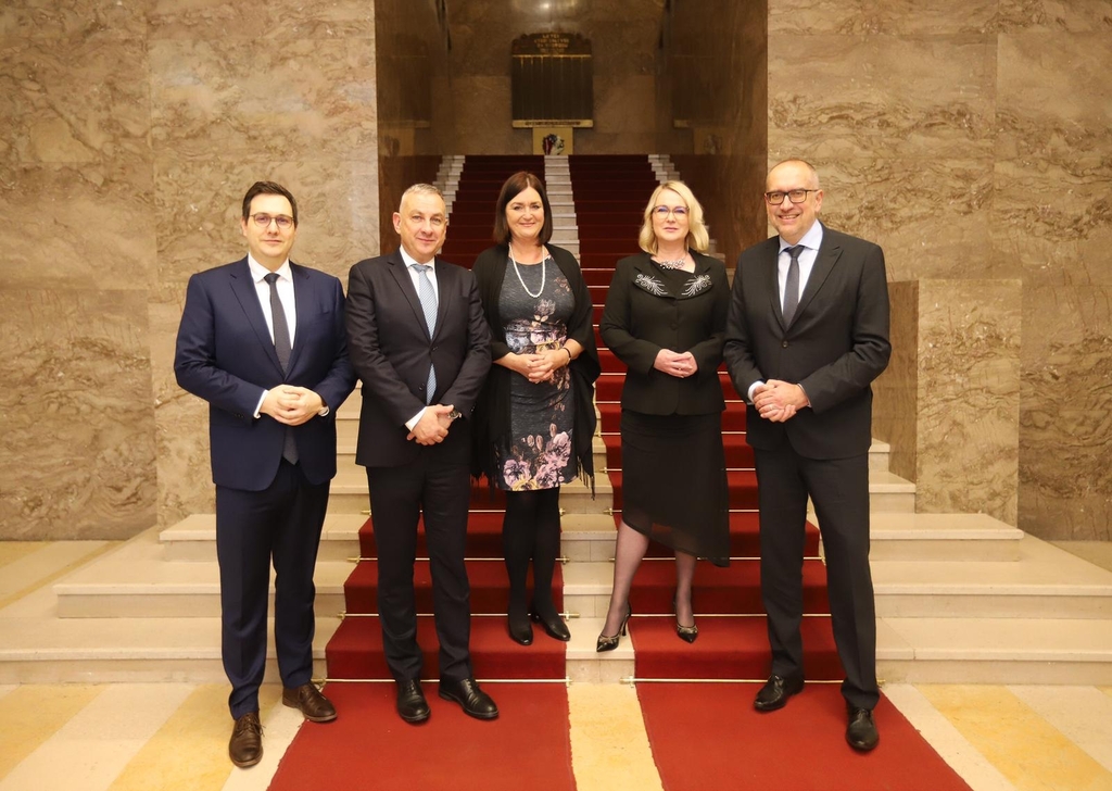 Ministryně obrany s kolegy z vlády