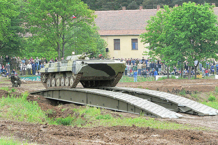 Bojové vozidlo pěchoty na mostní konstrukci