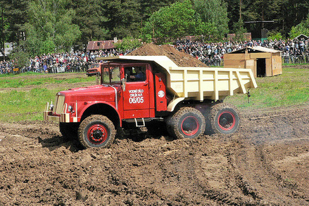 Tatra 111 ve variantě sklápěče, jak jezdila při stavbě přehrady Orlík v 50. letech