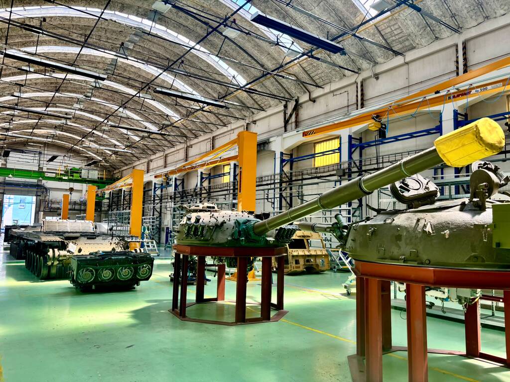 VOP CZ se zabývá výrobou, servisem a modernizací pozemní techniky pro Armádu České republiky a další ozbrojené síly států NATO