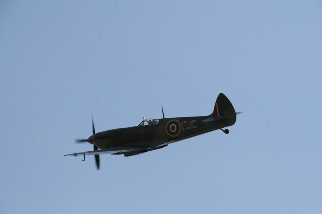 Přelet historického letounu Supermarine Spitfire, jednoho z typů, který F. Fajtl létal