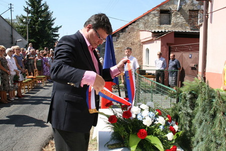 Položení květin ministrem obrany