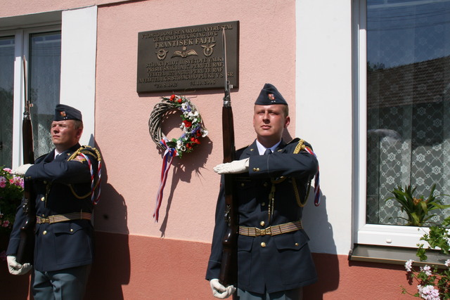 Čestná stráž u rodného domu gen. Fajtla