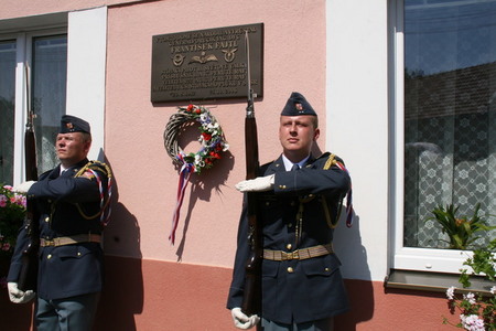 Čestná stráž u rodného domu gen. Fajtla
