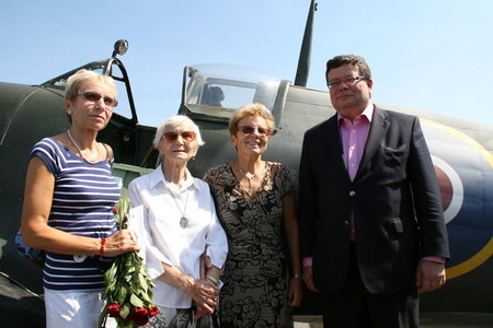 A. Vondra s rodinou gen. Fajtla u letounu Spitfire