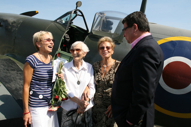A. Vondra s rodinou gen. Fajtla u letounu Spitfire