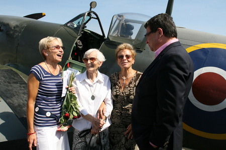 A. Vondra s rodinou gen. Fajtla u letounu Spitfire