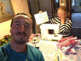 Nadrotmistr Martin Pospíšil ve volném čase šije roušky se svojí babičkou.