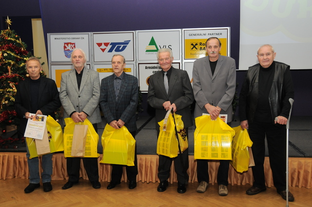 Fotbalové legendy - Haltuf, Blažek, Kučera, Čadek a volejbalista Lenert a házenkář Provazník.