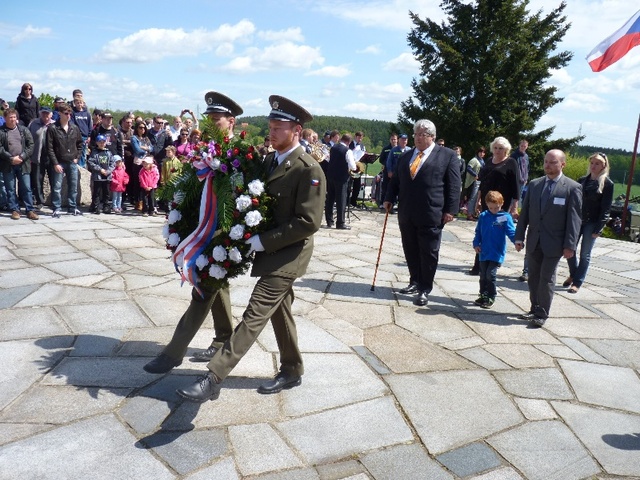 Senátor Parlamentu ČR a hejtman Středočeského kraje Josef Řihák pokládá věnec k památníku; 