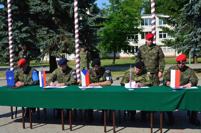 Major Lukáš Stejskal podepisuje předání operačního velení nad jednotkami veliteli Mnohonárodního praporu vojenské policie NATO