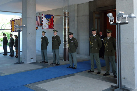 Schránka na prsti tvoří součást vstupního prostoru Hrobu neznámého vojína