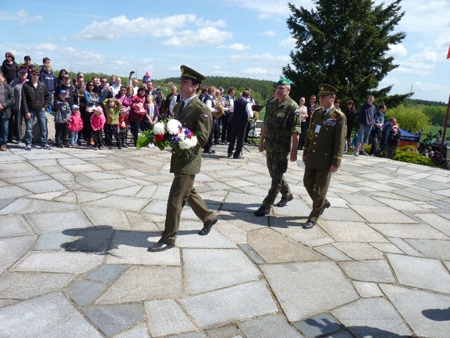 Zástupce náčelníka GŠ AČR generálmajor František Malenínský společně s armádním generálem Jiřím Šedivým pokládá věnec k památníku za AČR
