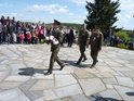 Zástupce náčelníka GŠ AČR generálmajor František Malenínský společně s armádním generálem Jiřím Šedivým pokládá věnec k památníku za AČR