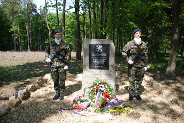 odhalený památník u Kramolína na Třebíčsku