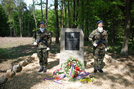 odhalený památník u Kramolína na Třebíčsku