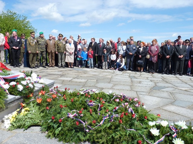 Účastníci pietního aktu U Památníku Vítězství u Slivice