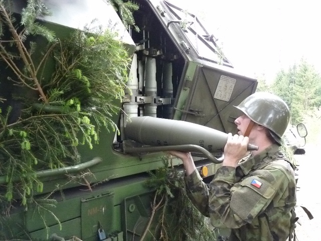  Ukládání střel do zásobníku děla;