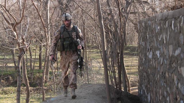 Specialista CIMIC kontroluje projekt