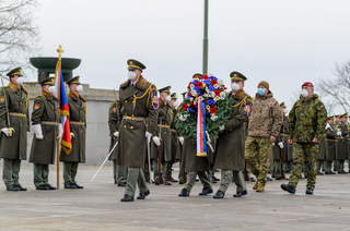 Generálporučík Valerij Zalužnyj a armádní generál Aleš Opata položili věnec u hrobu Neznámého vojína na Vítkově