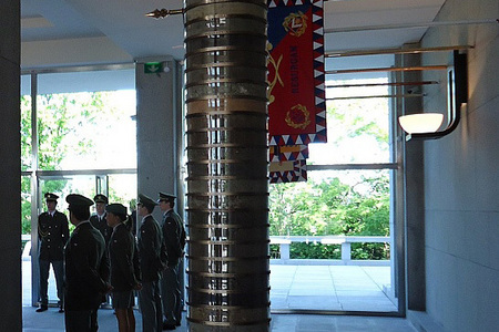 Jednotlivé prsti jsou uloženy chronologicky ve skleněných prstencích nad sebou