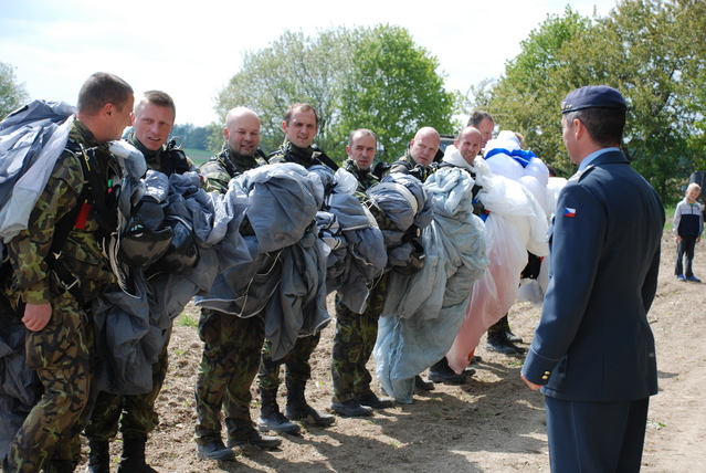 specialisté ze záchranné a výsadkové služby, pětice zleva z 22. základny letectva, kteří byli iniciátory akce