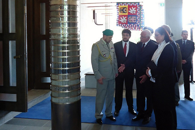 Mezi prvními, kdo měli možnost seznámit se s novou podobou Hrobu neznámého vojína, byl prezident republiky Václav Klaus 