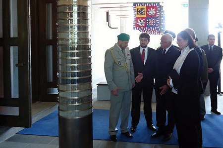 Mezi prvními, kdo měli možnost seznámit se s novou podobou Hrobu neznámého vojína, byl prezident republiky Václav Klaus 