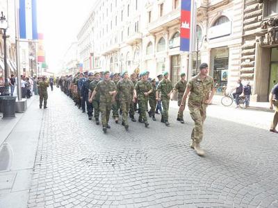 Příchod armádních soutěžních týmů na náměstí v Milánu